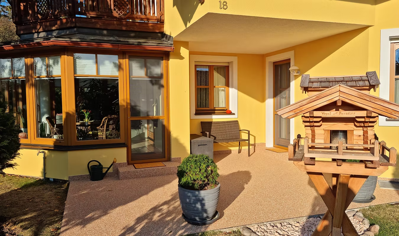 Moderne Terrasse mit Steinteppich